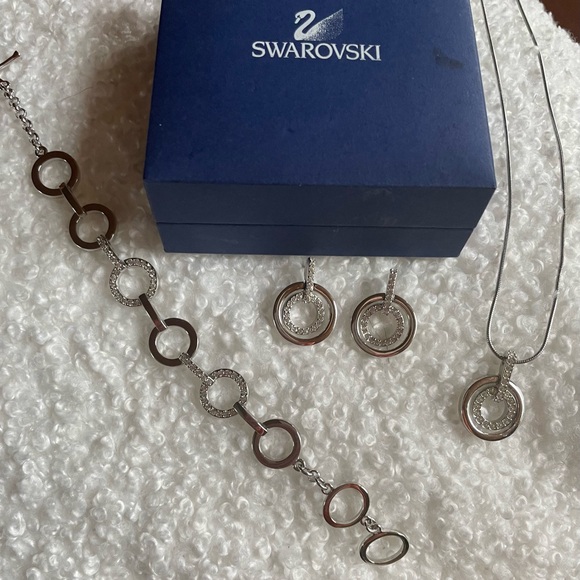 Swarovski circle pendant necklace, bracelet, earring set. - Picture 7 of 16